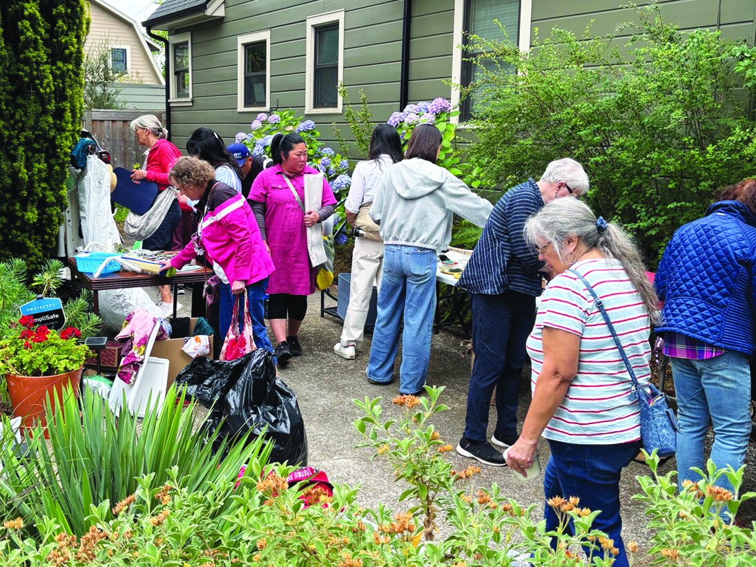 A throng of shoppers line a driveway on NE 40th Avenue. Photo by John Sandie.